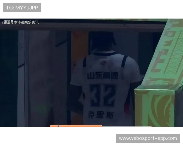 裁判争议激起讨论热潮职业代表巅峰之战全面引发全场高度关注热议