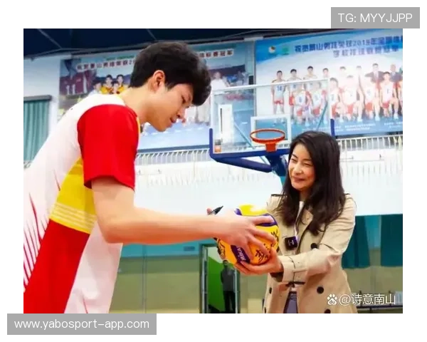 郭晶晶受聘北京景山学校体育校长与师生亲切互动传递体育精神